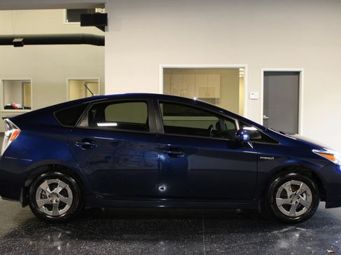 Used 2013 Toyota Prius Four FWD image 2