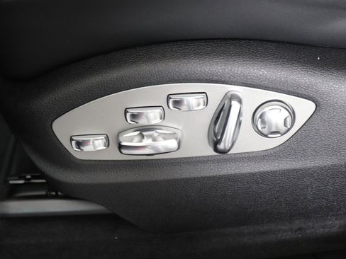 Certified 2025 Porsche Macan AWD/4WD image 17