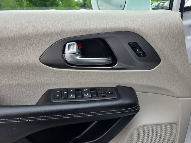 Used 2022 Chrysler Pacifica Touring-L FWD image 26
