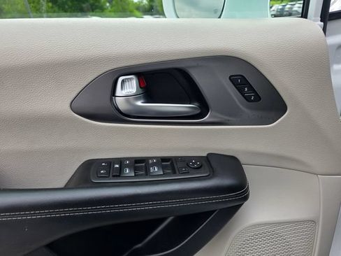 Used 2022 Chrysler Pacifica Touring-L FWD image 26