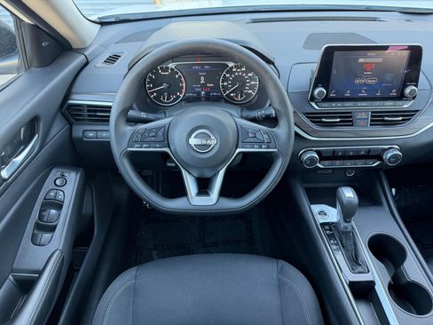 Used 2025 Nissan Altima 2.5 SV FWD image 34