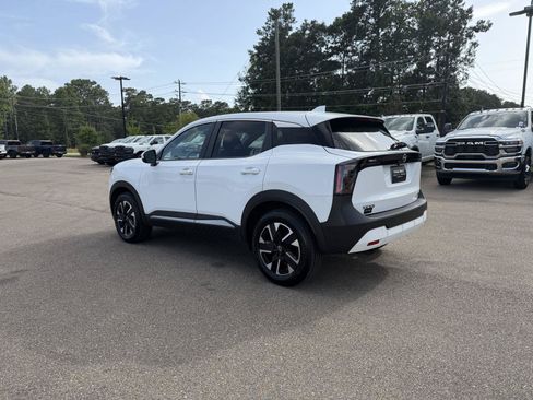 Used 2025 Nissan Kicks SV AWD/4WD image 4