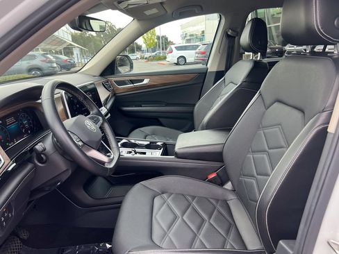 Used 2025 Volkswagen Atlas SE AWD/4WD image 13