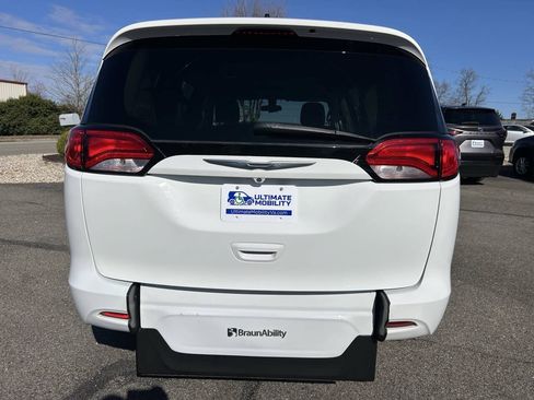 Used 2023 Chrysler Voyager LX FWD image 7