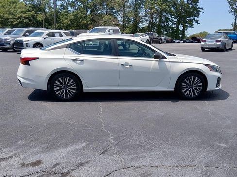 Used 2025 Nissan Altima 2.5 SV FWD image 3