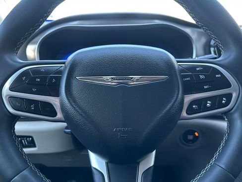 Used 2024 Chrysler Pacifica Touring-L image 20
