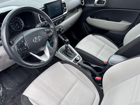 Used 2022 Hyundai Venue SEL FWD image 4