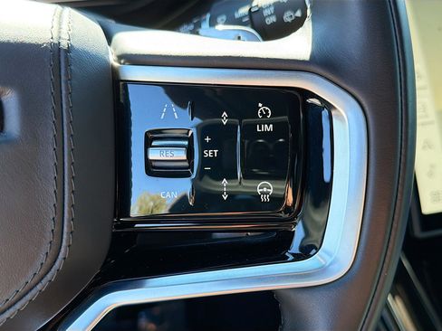 Used 2024 Land Rover Range Rover Sport SE image 40