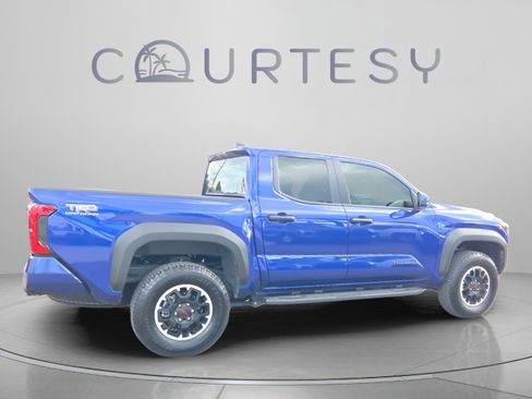 Certified 2025 Toyota Tacoma TRD Off-Road AWD/4WD image 5