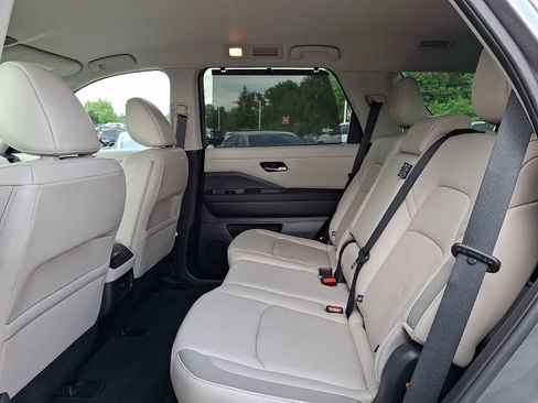 Used 2023 Nissan Pathfinder SL AWD/4WD image 11