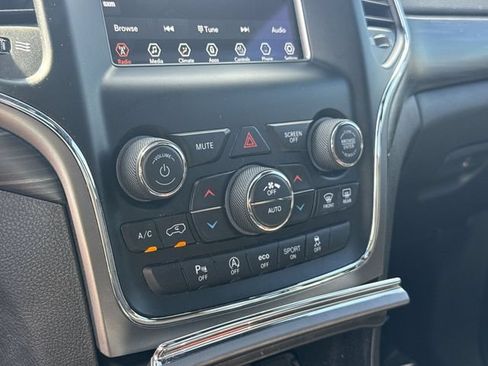 Used 2019 Jeep Grand Cherokee Laredo AWD/4WD image 18