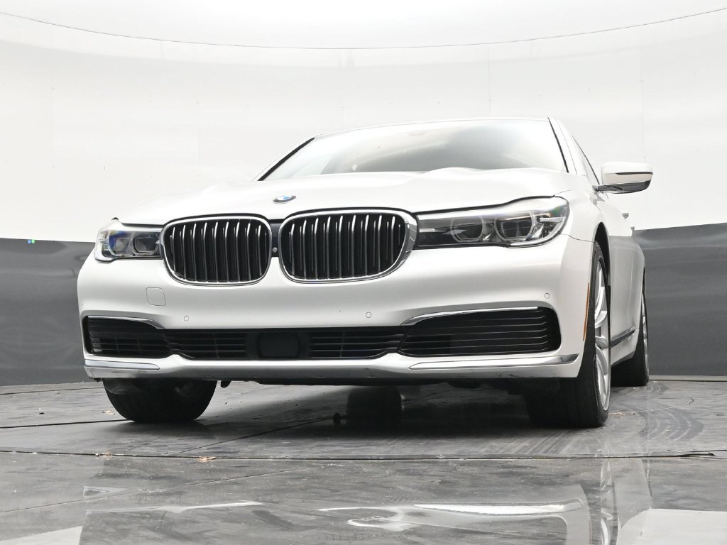 Used 2019 BMW 740i w/ Executive Package RWD image 27
