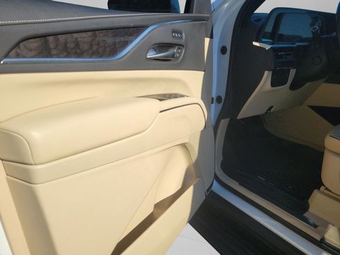 Used 2021 Cadillac Escalade Premium Luxury image 18