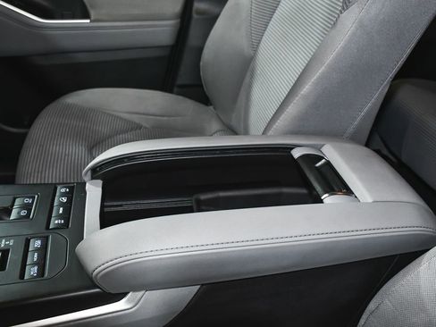 Used 2020 Toyota Highlander L AWD/4WD image 39