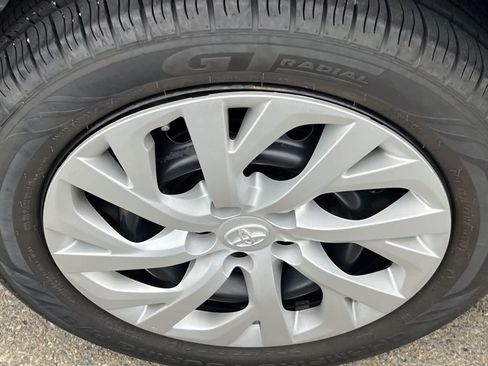 Used 2018 Toyota Corolla LE FWD image 17