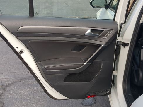 Used 2018 Volkswagen Golf S image 31