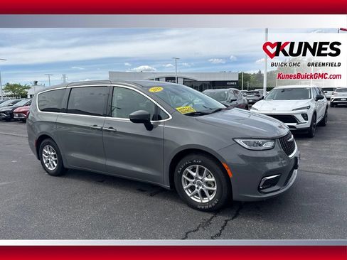 Used 2023 Chrysler Pacifica Touring-L FWD image 4