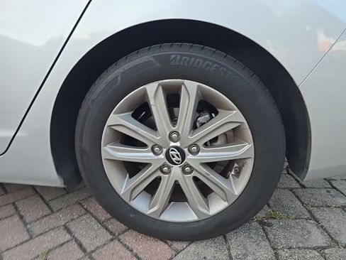 Used 2015 Hyundai Elantra SE w/ Option Group 03 FWD image 11