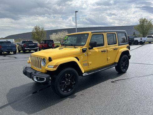 Used 2021 Jeep Wrangler Unlimited Sahara w/ Dual Top Group AWD/4WD image 3