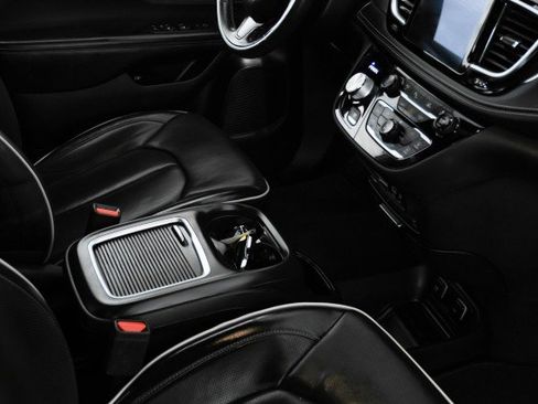 Used 2019 Chrysler Pacifica Limited w/ Advanced Safetytec Group image 24