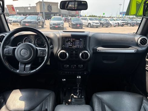 Used 2017 Jeep Wrangler Unlimited Sahara w/ Connectivity Group AWD/4WD image 15