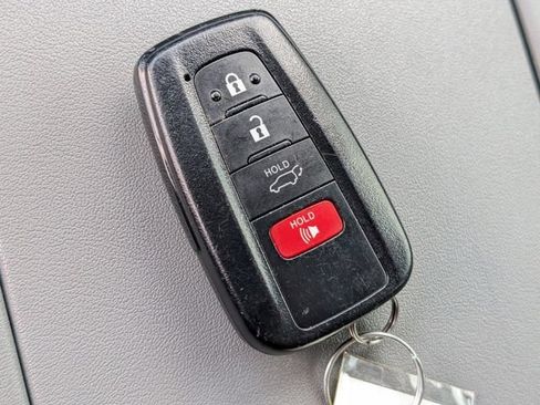Used 2020 Toyota Highlander XLE FWD image 31