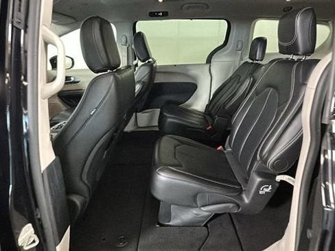 Used 2024 Chrysler Pacifica Touring-L FWD image 26