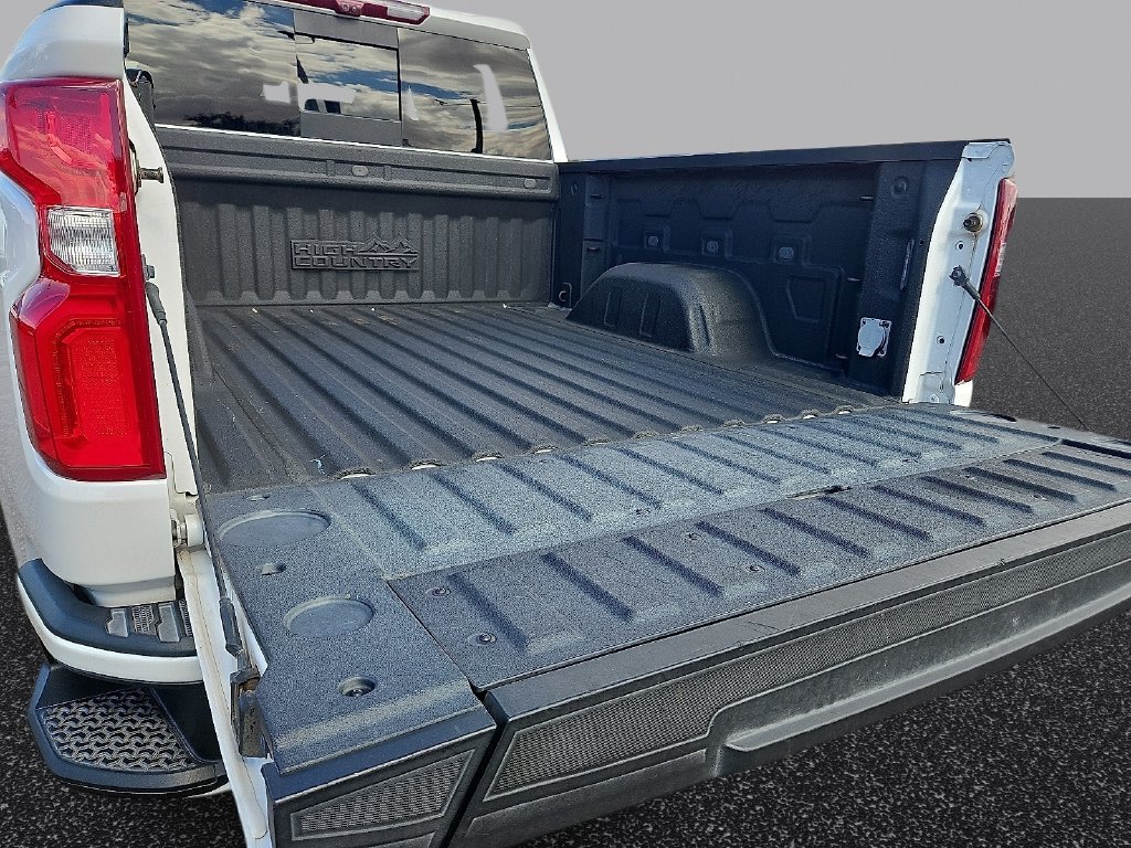 Used 2022 Chevrolet Silverado 1500 High Country w/ High Country Premium Package AWD/4WD image 9