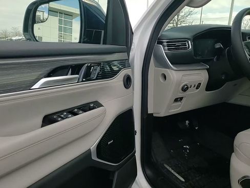 Used 2024 Jeep Wagoneer Series III w/ Premium Group I image 23