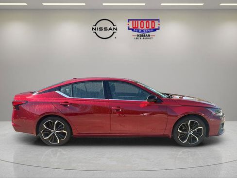 Used 2024 Nissan Altima 2.5 SR w/ SR Premium Package FWD image 2