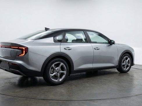 Used 2025 Kia K4 LXS image 9