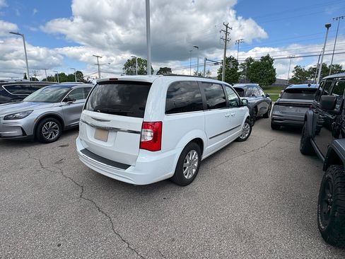 Used 2016 Chrysler Town & Country Touring FWD image 6