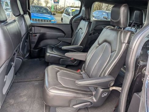 Used 2025 Chrysler Pacifica Select FWD image 12