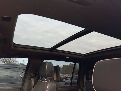 Used 2021 GMC Yukon XL SLT w/ SLT Premium Package image 8