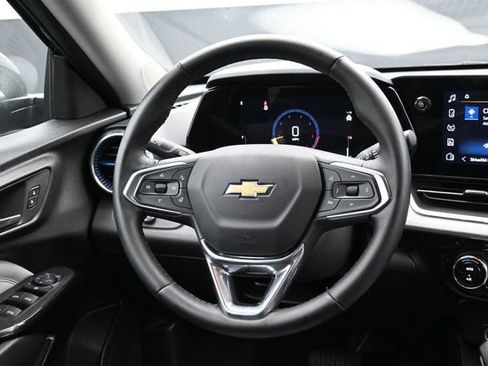 Used 2025 Chevrolet Trax LT w/ LT Convenience Package FWD image 14