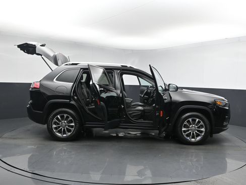Used 2019 Jeep Cherokee Latitude Plus w/ Cold Weather Group AWD/4WD image 26