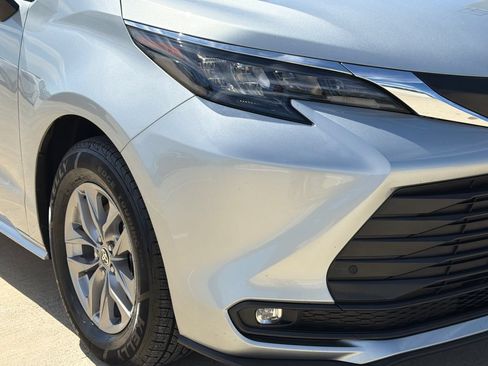 Used 2025 Toyota Sienna XLE FWD image 10