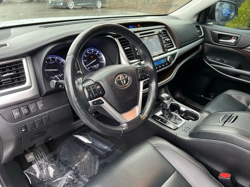 Used 2019 Toyota Highlander XLE AWD/4WD image 21