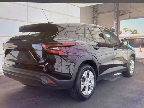 Used 2025 Chevrolet Trax LS FWD image 3