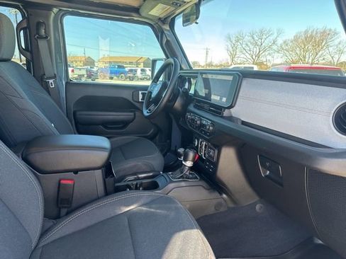 Used 2025 Jeep Gladiator Sport image 17