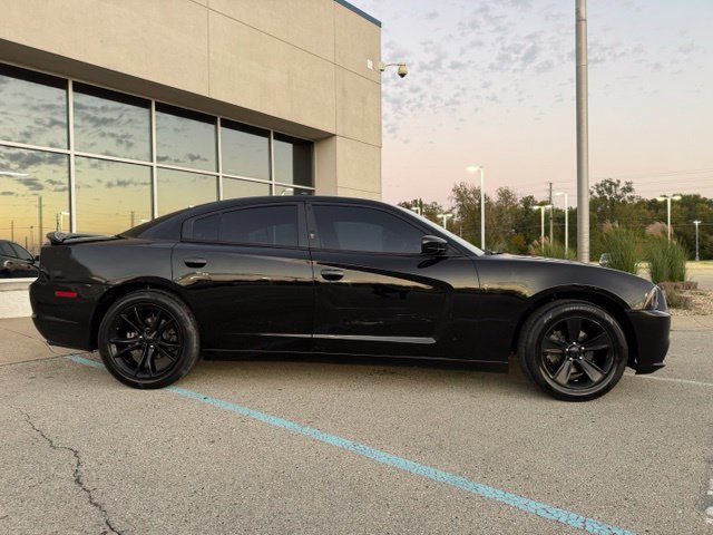 Used 2014 Dodge Charger SE RWD image 2
