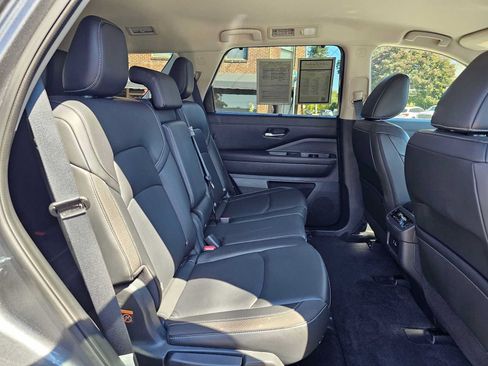 Used 2025 Nissan Pathfinder SL AWD/4WD image 14