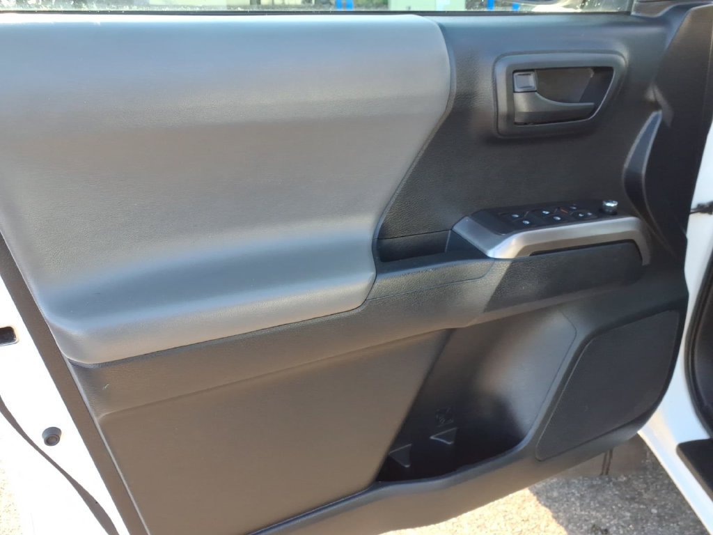 Used 2016 Toyota Tacoma SR5 w/ SR5 Appearance Package (SN) AWD/4WD image 11