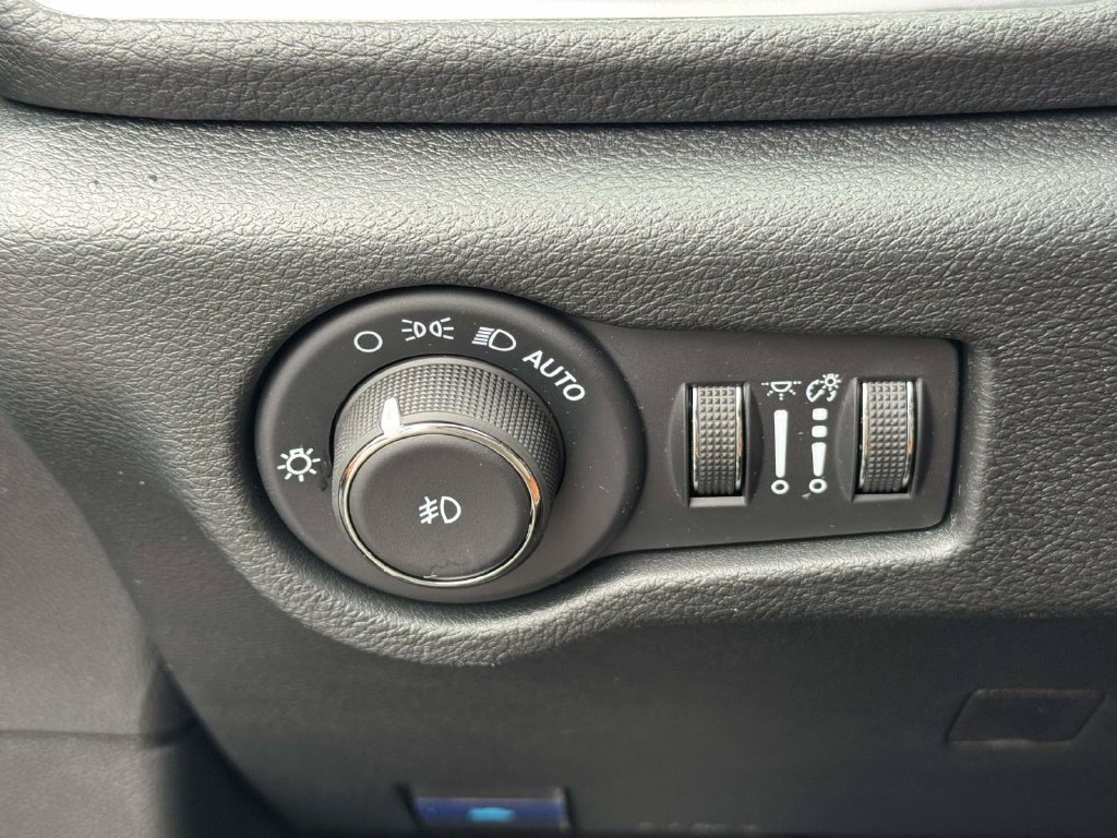 Used 2025 Chrysler Pacifica Pinnacle FWD image 26