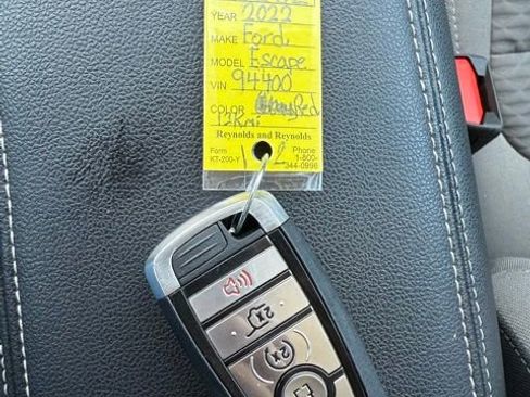 Used 2022 Ford Escape SE w/ SE Sport Appearance Package image 17