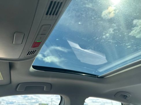 Used 2023 Volkswagen Jetta SE w/ Panoramic Sunroof Package FWD image 5