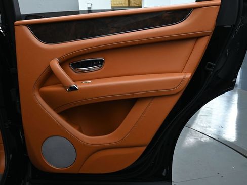 Used 2019 Bentley Bentayga AWD/4WD image 24