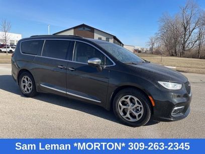 Used 2023 Chrysler Pacifica Limited w/ Uconnect Theater Family Group
