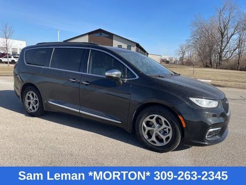 Used 2023 Chrysler Pacifica Limited w/ Uconnect Theater Family Group image 1