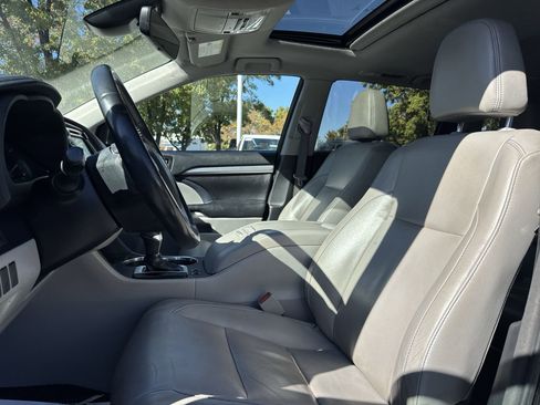 Used 2018 Toyota Highlander XLE image 17